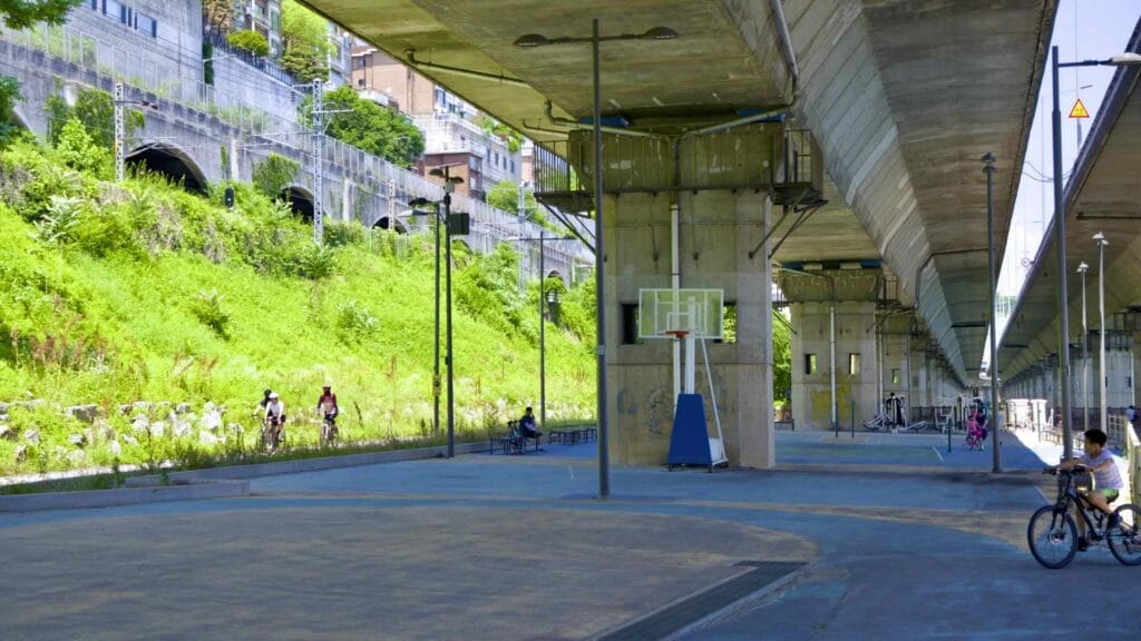 A picture of the bike path under the Gangbyeon Expressway in Ichon Hangang Park (이촌한강공원) in Seoul, South Korea.
