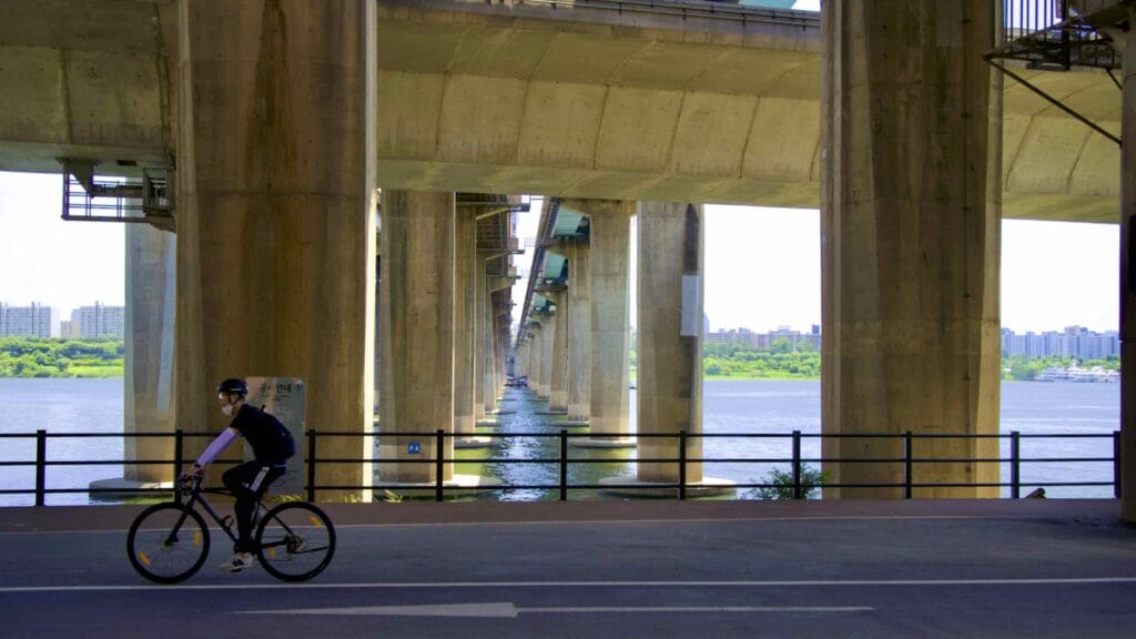 A picture of the bike path under the Gangbyeon Expressway in Ichon Hangang Park (이촌한강공원) in Seoul, South Korea.