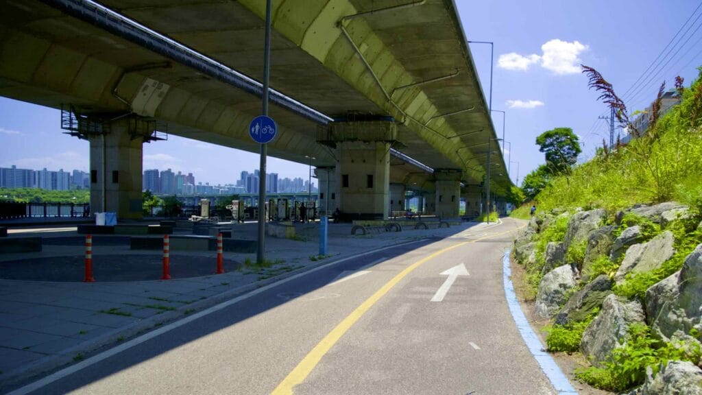 A picture of the bike path under the Gangbyeon Expressway in Ichon Hangang Park (이촌한강공원) in Seoul, South Korea.