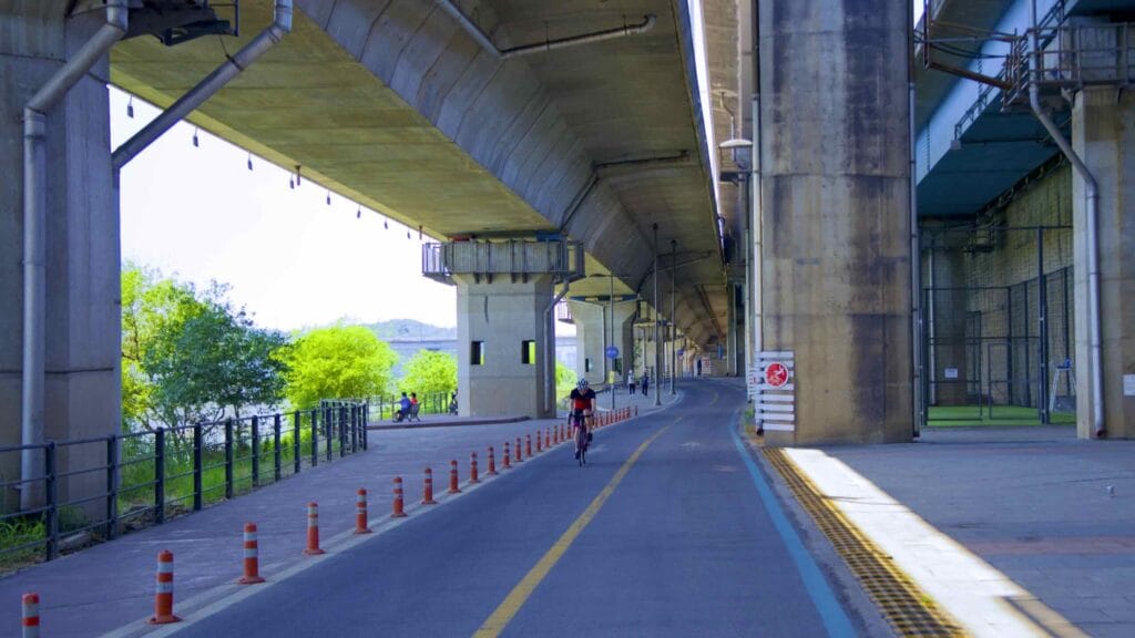 A picture of the bike path under the Gangbyeon Expressway in Ichon Hangang Park (이촌한강공원) in Seoul, South Korea.