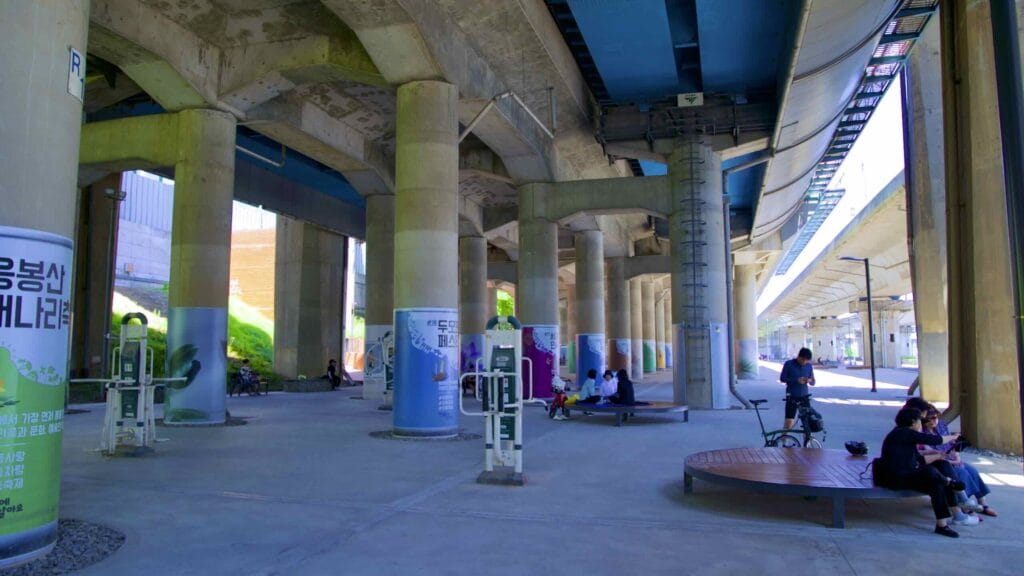 A picture of the bike path under the Gangbyeon Expressway in Ichon Hangang Park (이촌한강공원) in Seoul, South Korea.