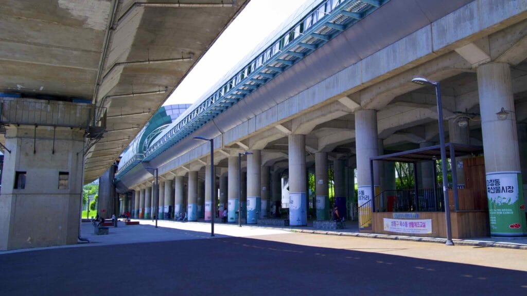 A picture of the Oksu Subway Station and bike path under the Gangbyeon Expressway in Ichon Hangang Park (이촌한강공원) in Seoul, South Korea.