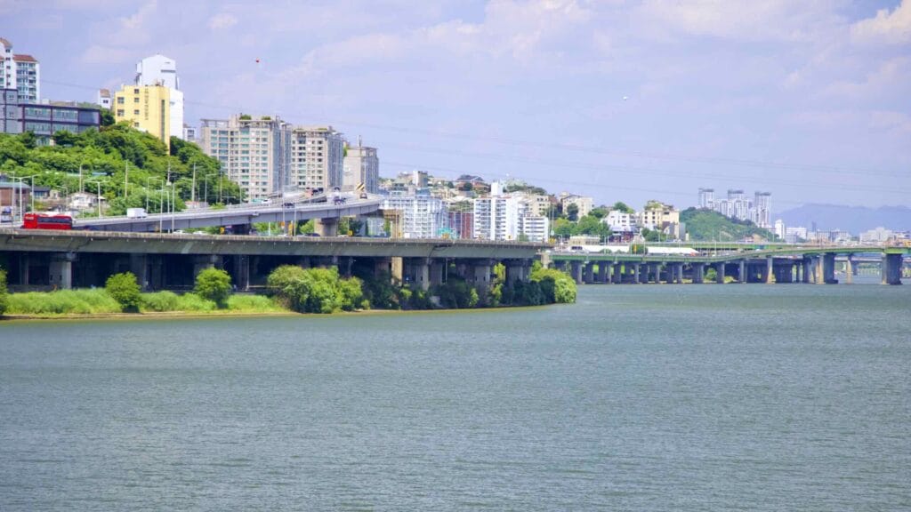 A picture of the bike path under the Gangbyeon Expressway in Ichon Hangang Park (이촌한강공원) in Seoul, South Korea.