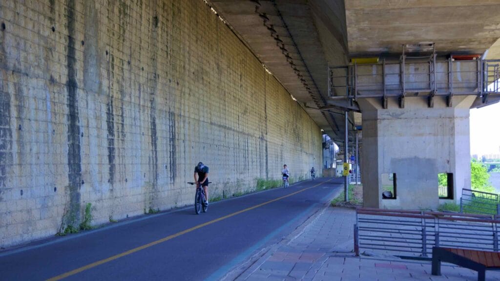 A picture of the bike path under the Gangbyeon Expressway in Ichon Hangang Park (이촌한강공원) in Seoul, South Korea.