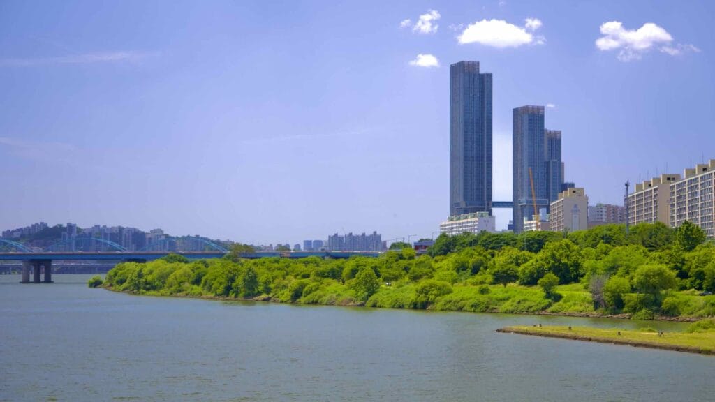 A picture of Ichon Hangang Park (이촌한강공원) in Seoul, South Korea.