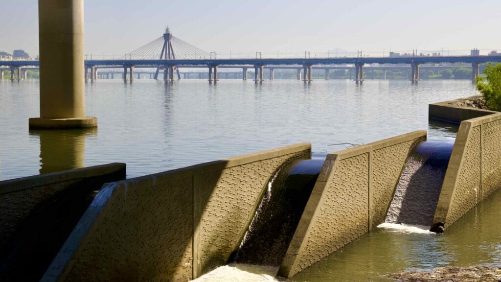 A picture of the Jamsil Fish Way (잠실물고기길) on Jamsil Bridge (잠실대교) in Jamsil Hangang Park (잠실한강공원) in Seoul, South Korea.