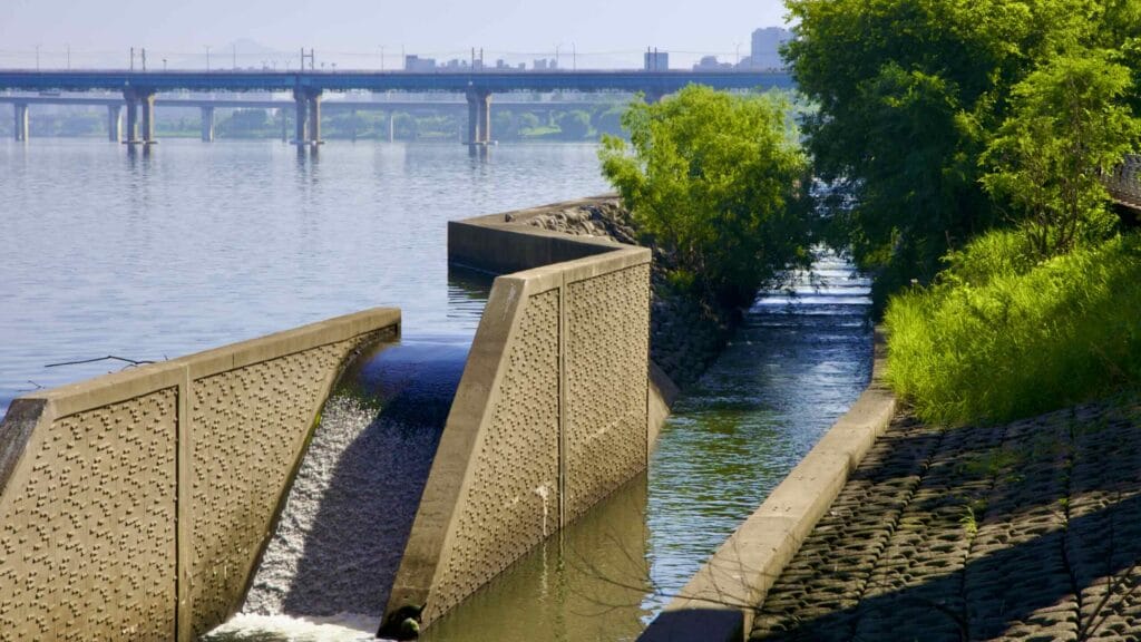 A picture of the Jamsil Fish Way (잠실물고기길) on Jamsil Bridge (잠실대교) in Jamsil Hangang Park (잠실한강공원) in Seoul, South Korea.