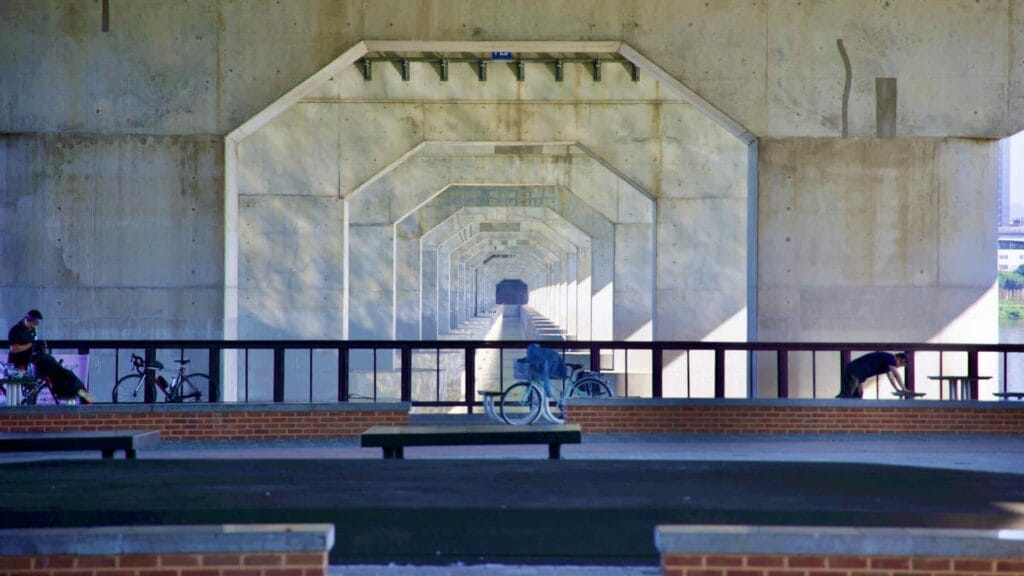 A picture of the Jamsil Bridge (잠실대교) on the Han River from Jamsil Hangang Park (잠실한강공원) in Seoul, South Korea.