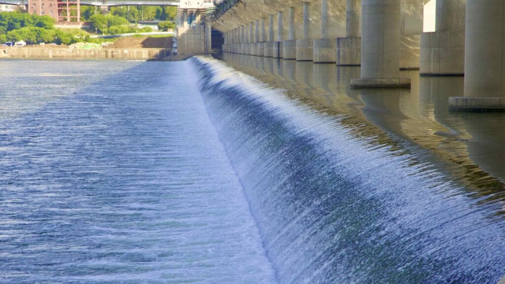 A picture of the Jamsil Bridge (잠실대교) on the Han River from Jamsil Hangang Park (잠실한강공원) in Seoul, South Korea.