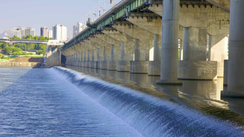 A picture of the Jamsil Bridge (잠실대교) on the Han River from Jamsil Hangang Park (잠실한강공원) in Seoul, South Korea.