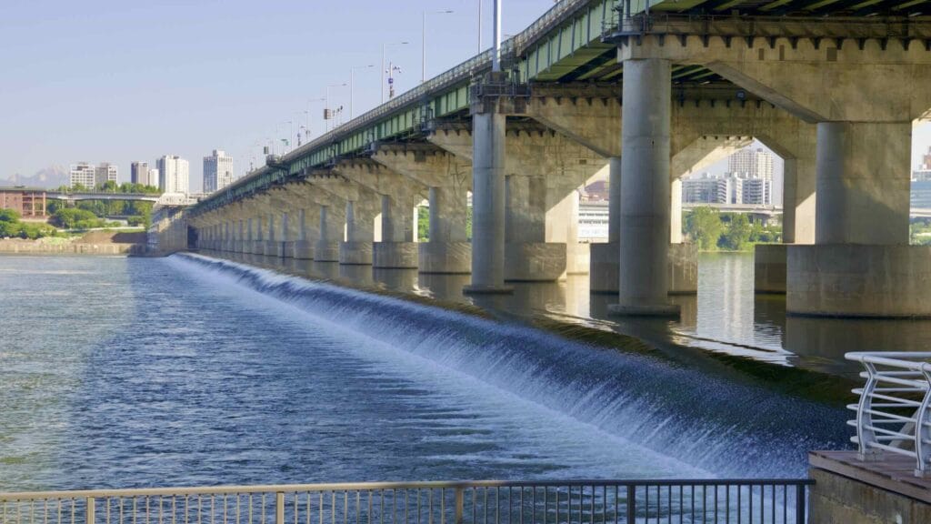 A picture of the Jamsil Bridge (잠실대교) on the Han River from Jamsil Hangang Park (잠실한강공원) in Seoul, South Korea.