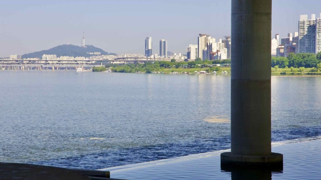 A picture of the Jamsil Bridge (잠실대교) on the Han River from Jamsil Hangang Park (잠실한강공원) in Seoul, South Korea.