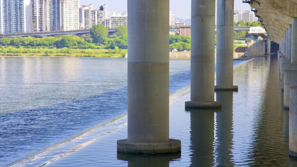 A picture of the Jamsil Bridge (잠실대교) on the Han River from Jamsil Hangang Park (잠실한강공원) in Seoul, South Korea.