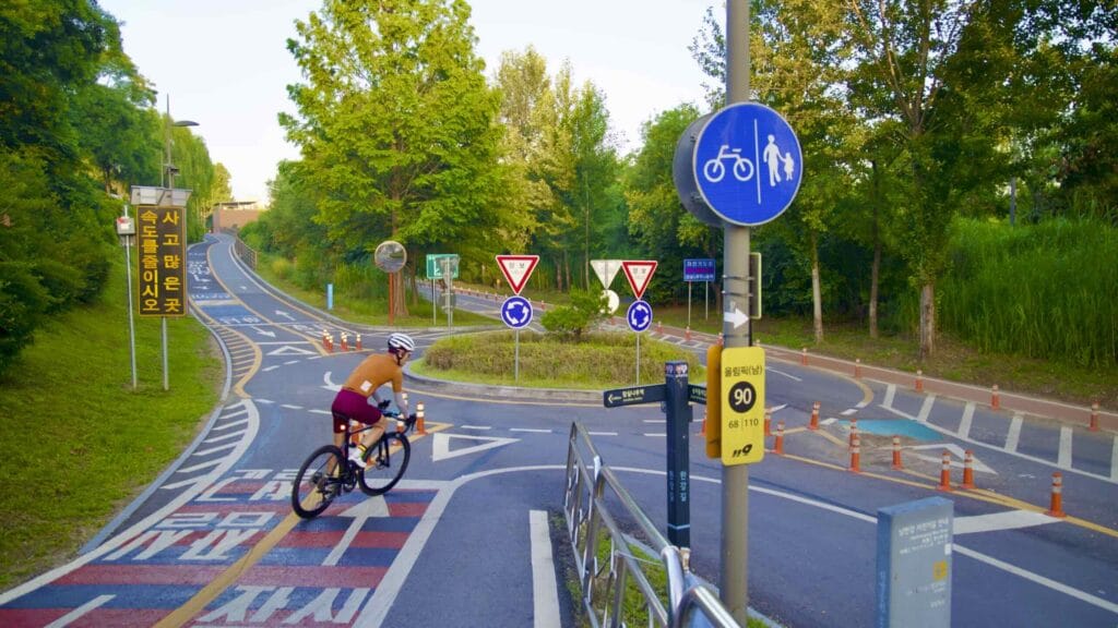 A picture of Jamsil Hangang Park (잠실한강공원; map) in Seoul’s Songpa District in South Korea.