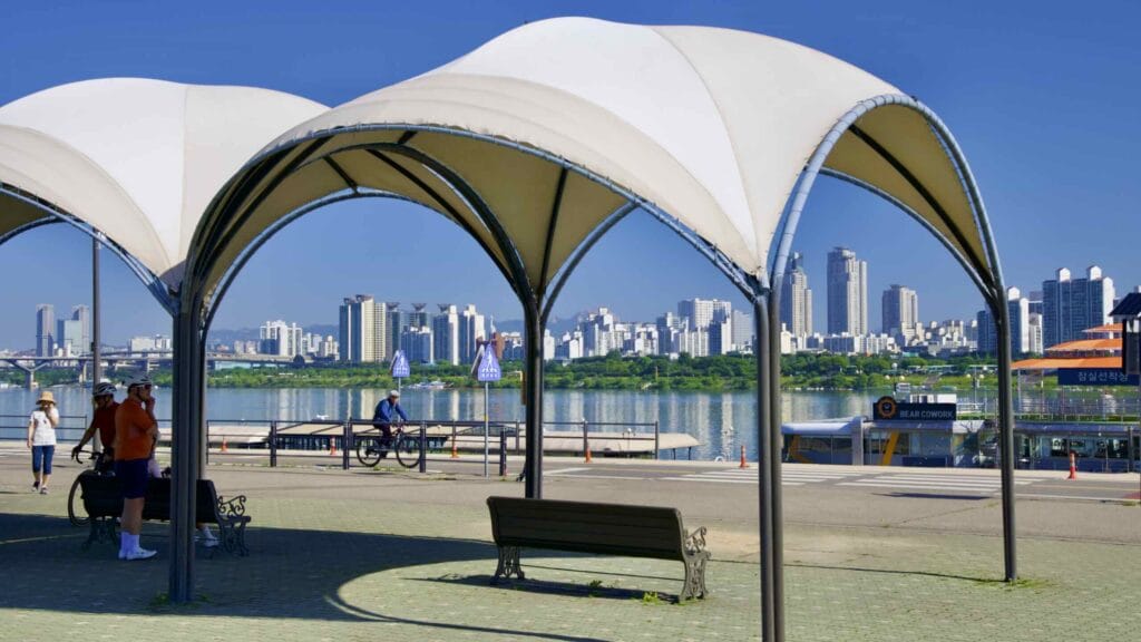 A picture of Jamsil Hangang Park (잠실한강공원; map) in Seoul’s Songpa District in South Korea.