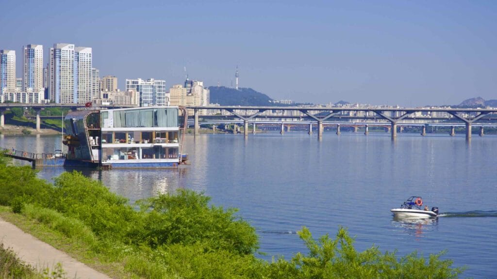 A picture of Jamsil Hangang Park (잠실한강공원; map) in Seoul’s Songpa District in South Korea.