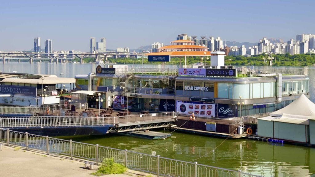 A picture of Jamsil Hangang Park (잠실한강공원; map) in Seoul’s Songpa District in South Korea.