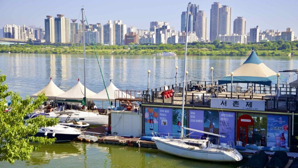 A picture of Jamsil Hangang Park (잠실한강공원; map) in Seoul’s Songpa District in South Korea.