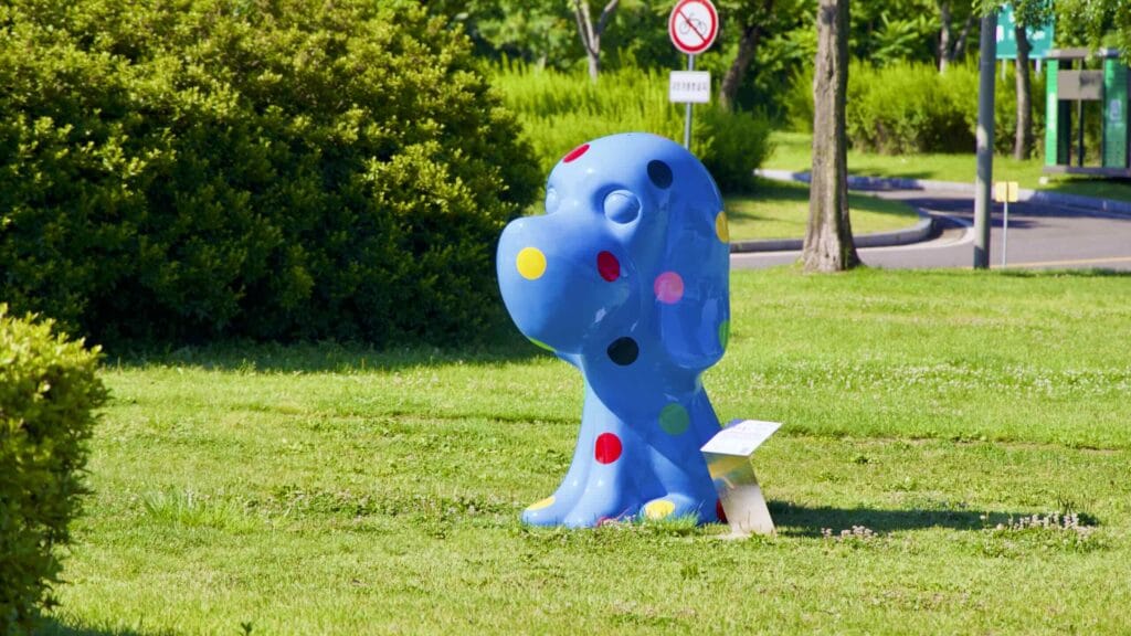 A picture of an art piece from the Han River "Heung" Project (한강 “흥” 프로젝트) in Jamsil Hangang Park (잠실한강공원) in Seoul, South Korea.