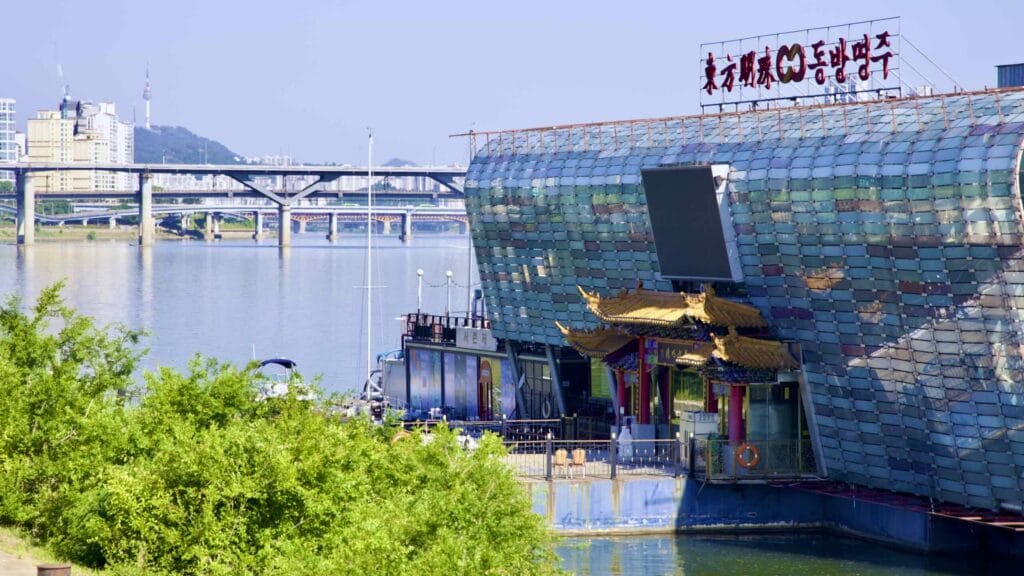 A picture of Jamsil Hangang Park (잠실한강공원; map) in Seoul’s Songpa District in South Korea.