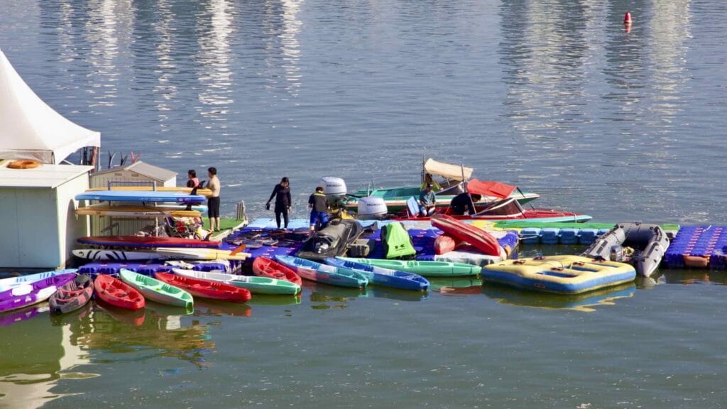 A picture of kayaks and motor boats in Jamsil Hangang Park (잠실한강공원) in Seoul, south Korea.