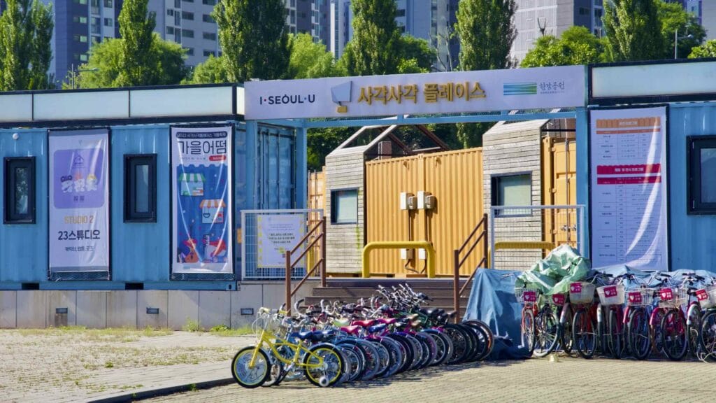 A picture of Square Square Place (사각사각플레이스) in Jamsil Hangang Park (잠실한강공원; map) in Seoul’s Songpa District in South Korea.