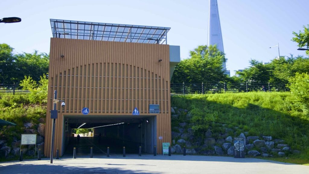 A picture of Jamsil Hangang Park (잠실한강공원; map) in Seoul’s Songpa District in South Korea.