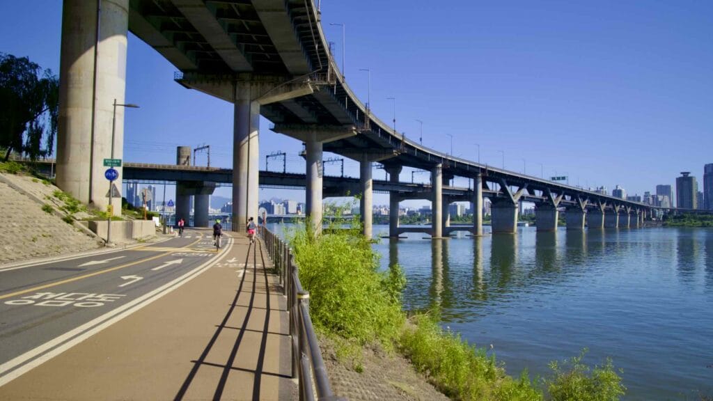 A picture of Cheongdam Bridge in Jamsil Hangang Park (잠실한강공원; map) in Seoul’s Songpa District in South Korea.