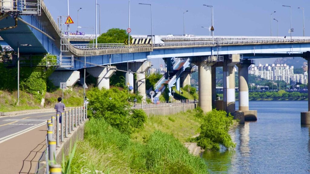 A picture of the bike path and Yeongdong Bridge (영동대교) in Jamwon Hangang Park (잠원한강공원) in Seoul, South Korea.