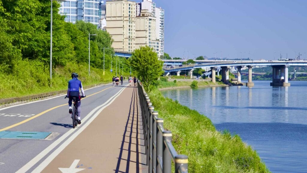A picture of Jamsil Hangang Park (잠실한강공원; map) in Seoul’s Songpa District in South Korea.