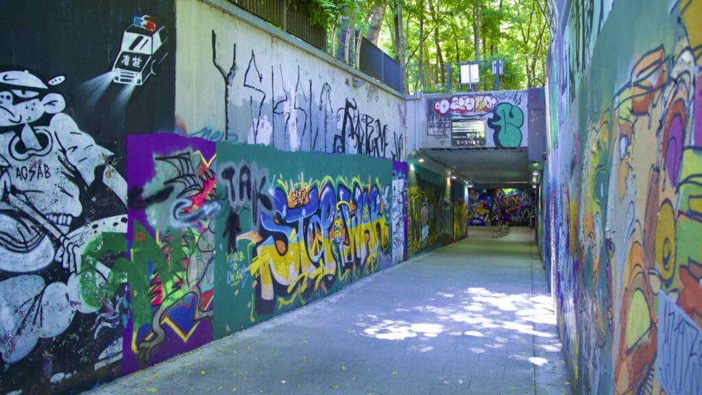 A picture of Apgujeong Rabbit Cave (압구정 토끼굴) in Jamwon Hangang Park (잠원한강공원) in Seoul, South Korea.