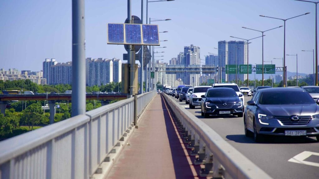 A picture of the sidewalk on Seongsu Bridge (성수대교) in Jamwon Hangang Park (잠원한강공원) in Seoul, South Korea.