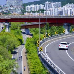 A picture of the the bike path and an on-ramp onto Olympic Boulevard from Seongsu Bridge (성수대교) in Jamwon Hangang Park (잠원한강공원) in Seoul, South Korea.