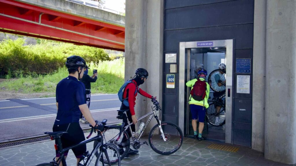 A picture of an elevator on Seongsu Bridge (성수대교) in Jamwon Hangang Park (잠원한강공원) in Seoul, South Korea.