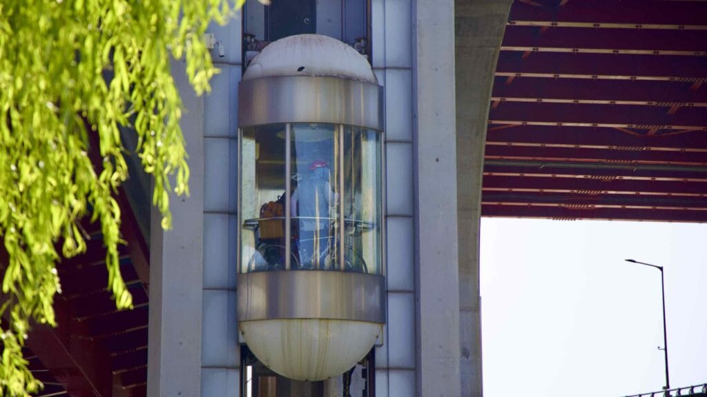 A picture of an elevator on Seongsu Bridge (성수대교) in Jamwon Hangang Park (잠원한강공원) in Seoul, South Korea.