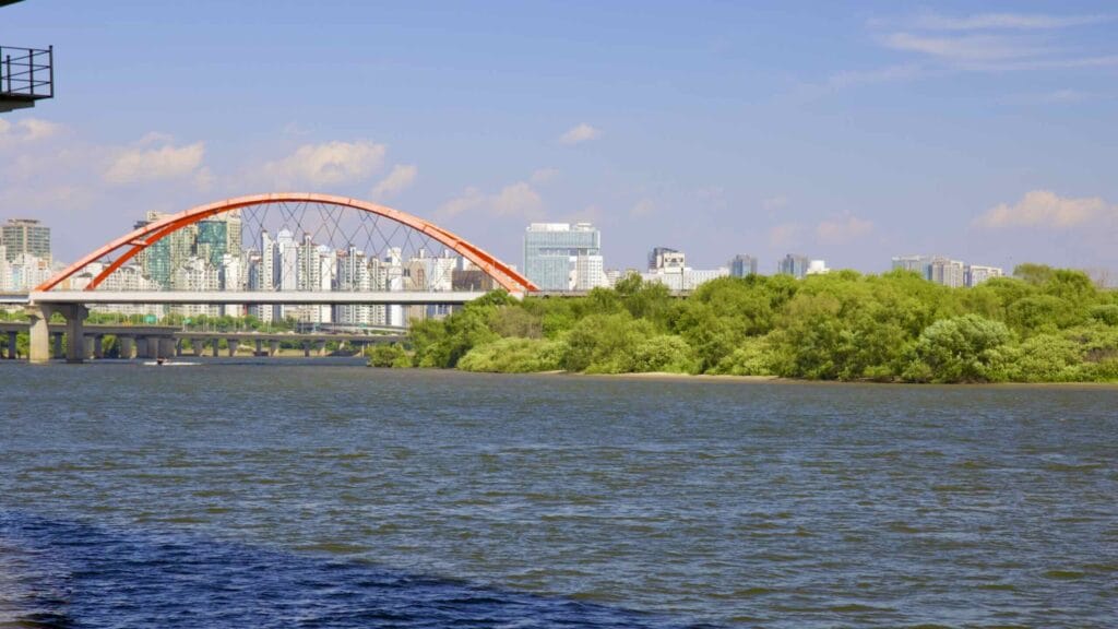 A picture of Bamseom Island (밤섬) and Seogang Bridge (서강대교) on the Han River in Seoul, South Korea.