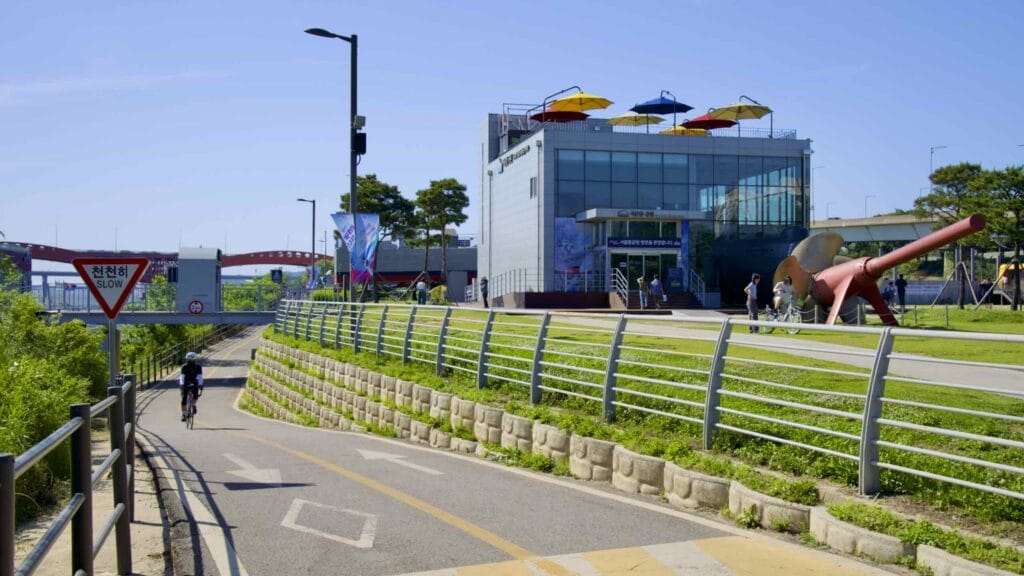 A picture of Seoul Battleship Park (서울함 공원) in Mangwon Hangang Park (망원한강공원) in Seoul, South Korea.