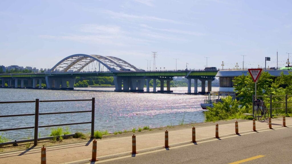 A picture of Yanghwa Bridge (양화대교) in Mangwon Hangang Park (망원한강공원) in Seoul, South Korea.