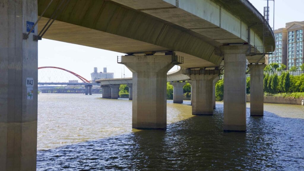 A picture of Gangbyeon Expressway in Mangwon Hangang Park (망원한강공원) in Seoul, South Korea.