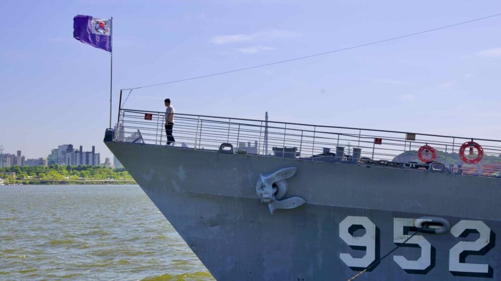 A picture of Seoul Battleship Park (서울함 공원) in Mangwon Hangang Park (망원한강공원) in Seoul, South Korea.