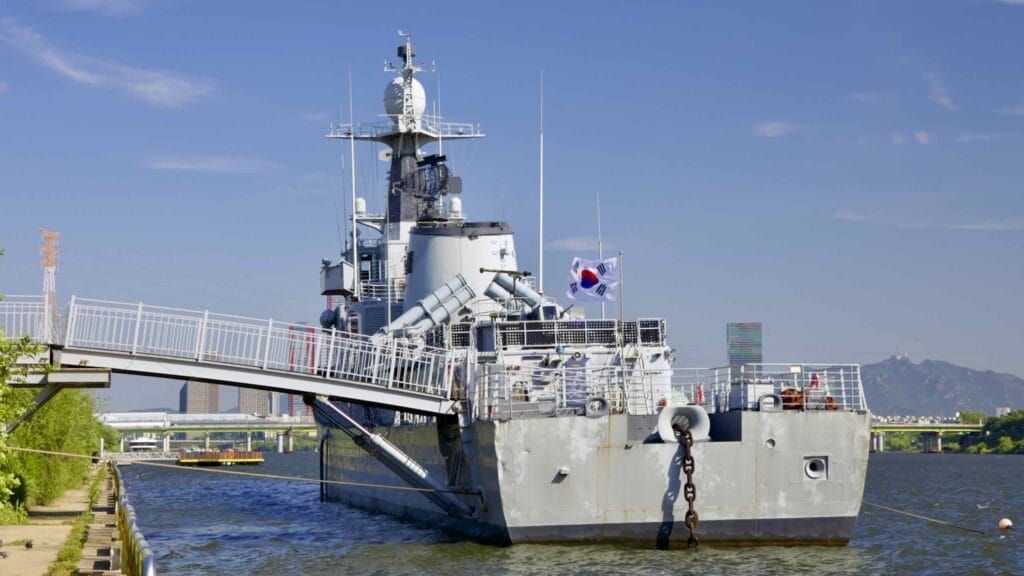 A picture of Seoul Battleship Park (서울함 공원) in Mangwon Hangang Park (망원한강공원) in Seoul, South Korea.