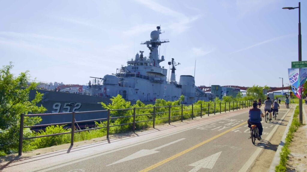 A picture of Seoul Battleship Park (서울함 공원) in Mangwon Hangang Park (망원한강공원) in Seoul, South Korea.