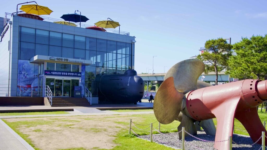 A picture of Seoul Battleship Park (서울함 공원) in Mangwon Hangang Park (망원한강공원) in Seoul, South Korea.