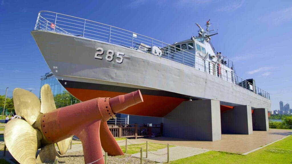 A picture of Seoul Battleship Park (서울함 공원) in Mangwon Hangang Park (망원한강공원) in Seoul, South Korea.