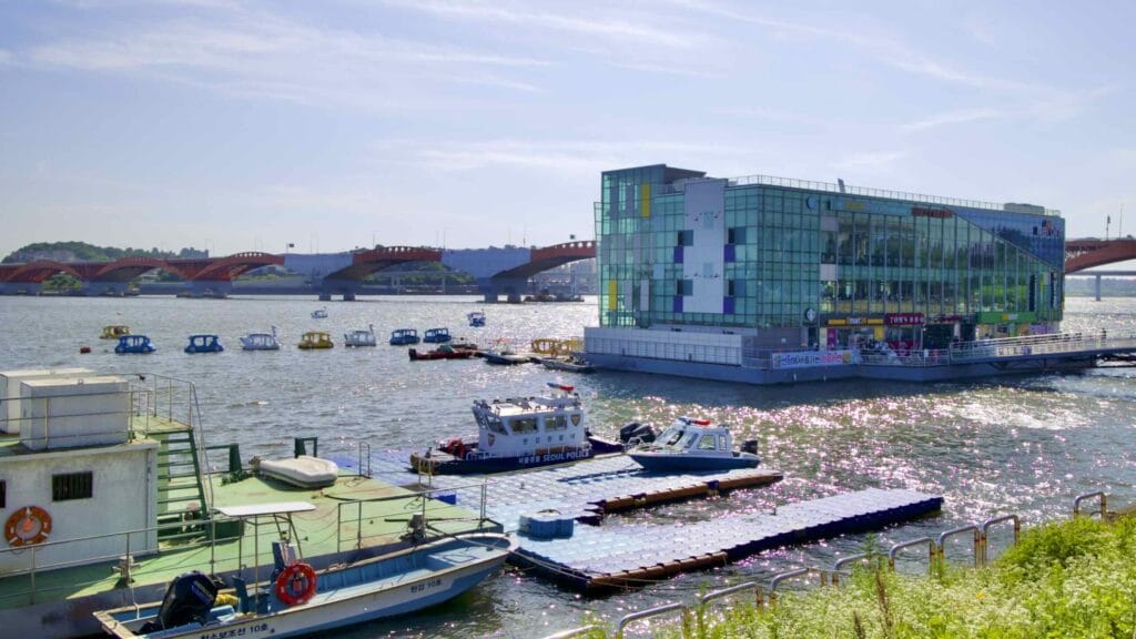 A picture of MaPoint Dock (마포인트나루) in Mangwon Hangang Park (망원한강공원) in Seoul, South Korea.