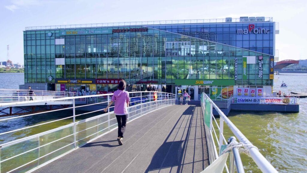 A picture of MaPoint Dock (마포인트나루) in Mangwon Hangang Park (망원한강공원) in Seoul, South Korea.