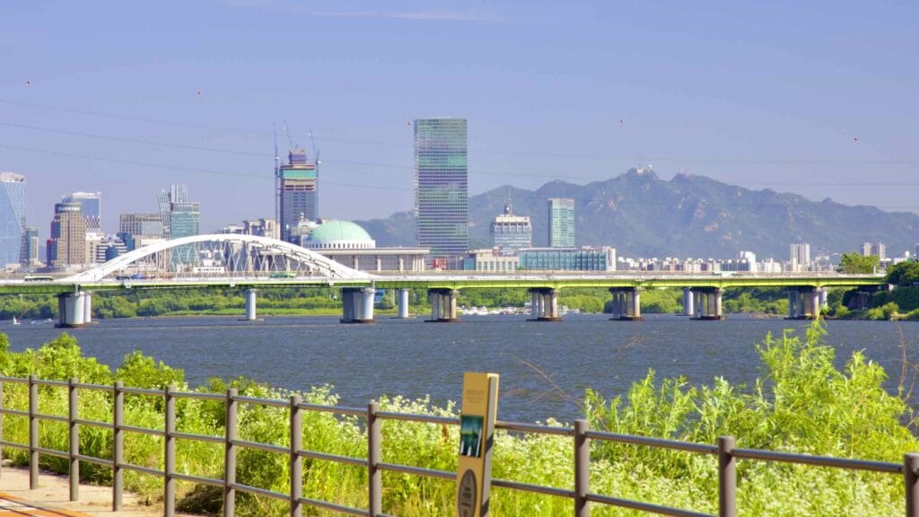 A picture of Yeouido and Yanghwa Hangang Park (양화한강공원) in Seoul, South Korea.