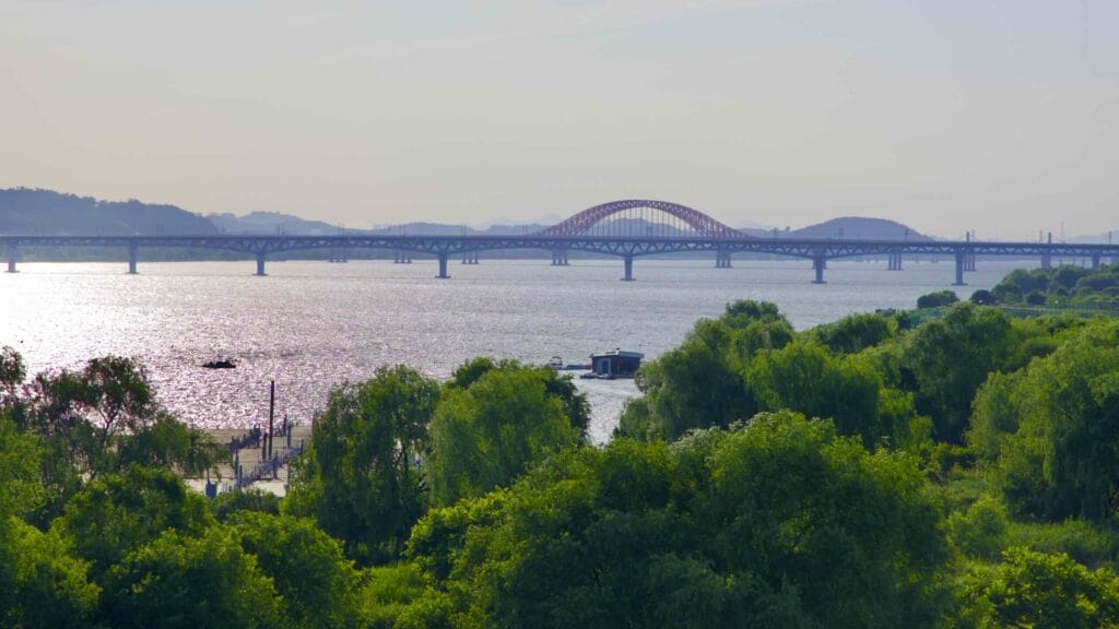A picture of Banghwa Bridge (방화대교) in Seoul, South Korea.