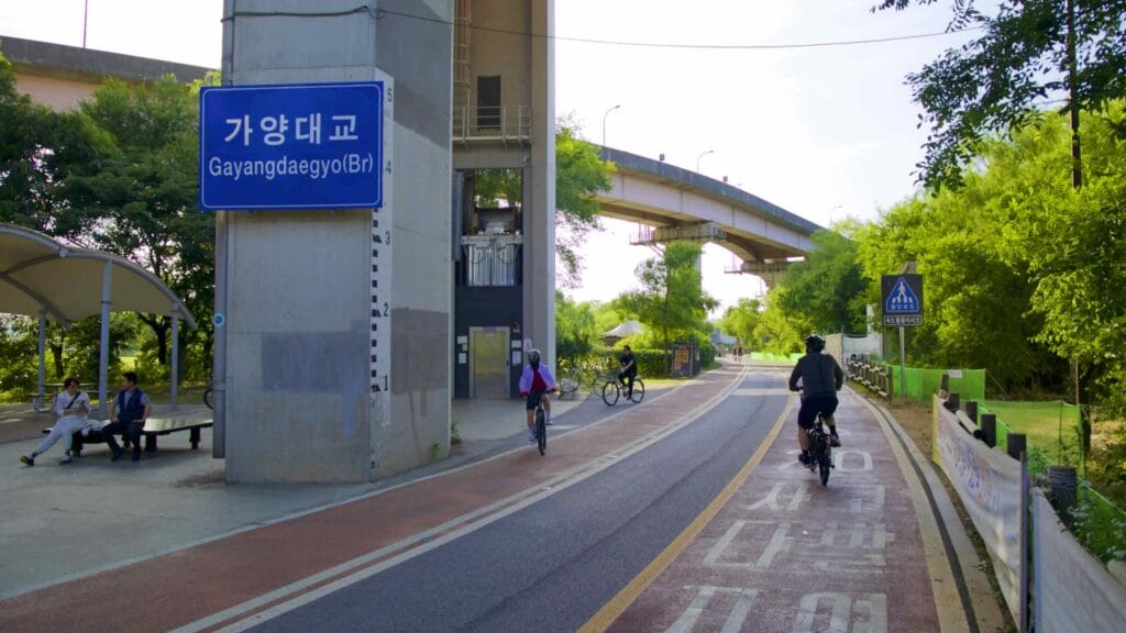 A picture of Gayang Bridge (가양대교) in Nanji Hangang Park (난지한강공원) in Seoul, South Korea.