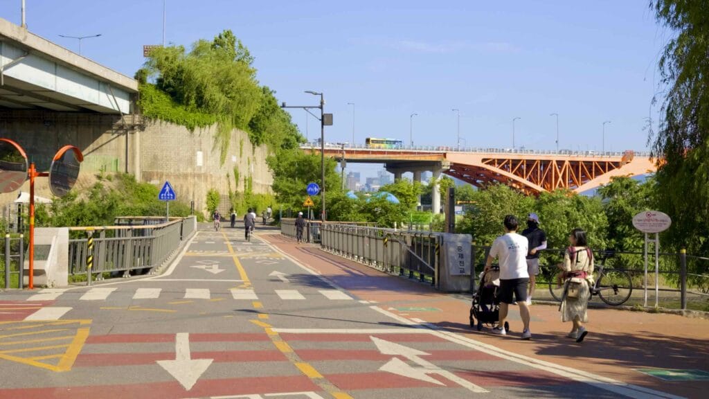 A picture a bridge crossing Hongjae Stream between in Nanji Hangang Park (난지한강공원) and Mangwon Hangang Park (망원한강공원) in Seoul, South Korea.